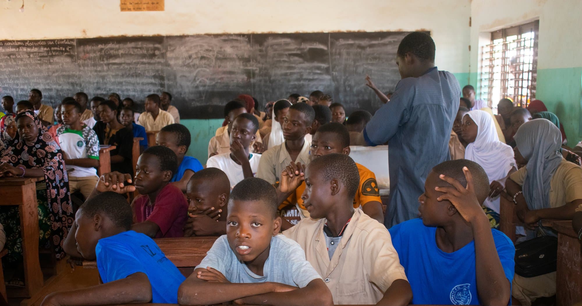 Des élèves suivent une séance d’orientation animée par Éclat Bénin.