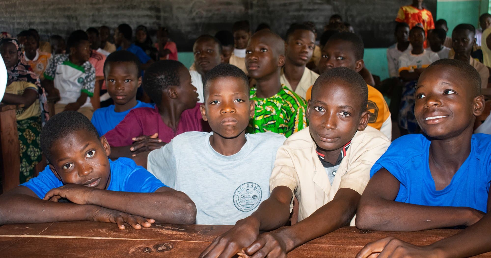 Des élèves souriants pendant une séance d’orientation d’Éclat Bénin.